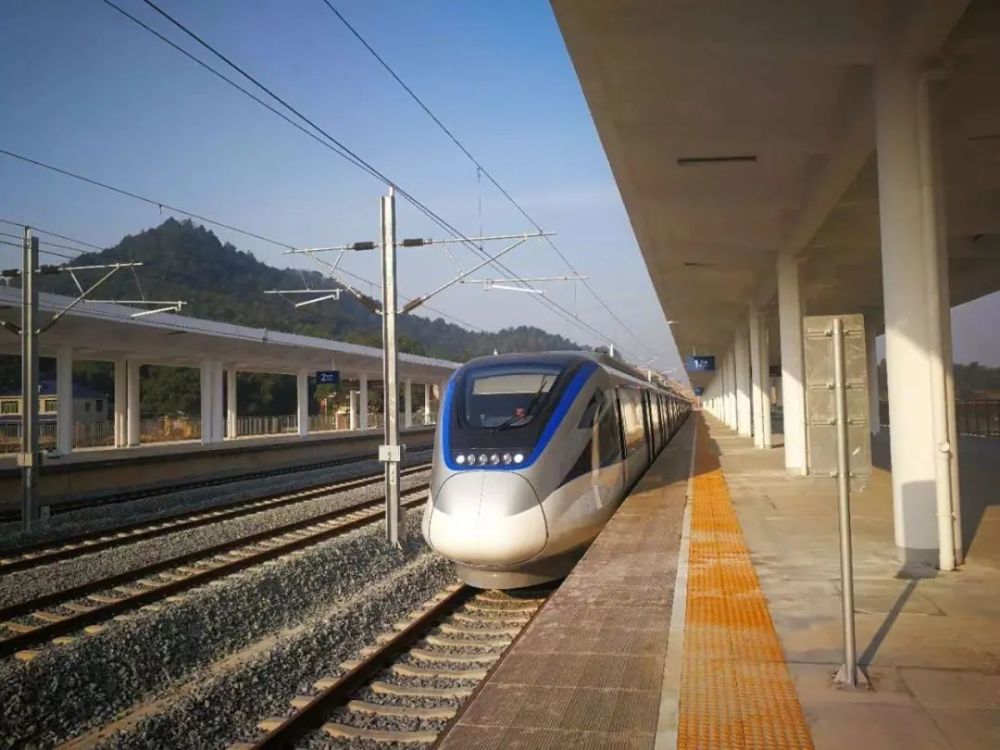 上午10点前,长沙往返株洲南和湘潭的车次分别达到13对,最大程度地满足