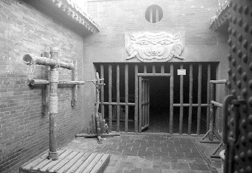 印度的古老监狱中,只关押一位囚犯,太无聊只能找狱警聊天_腾讯新闻