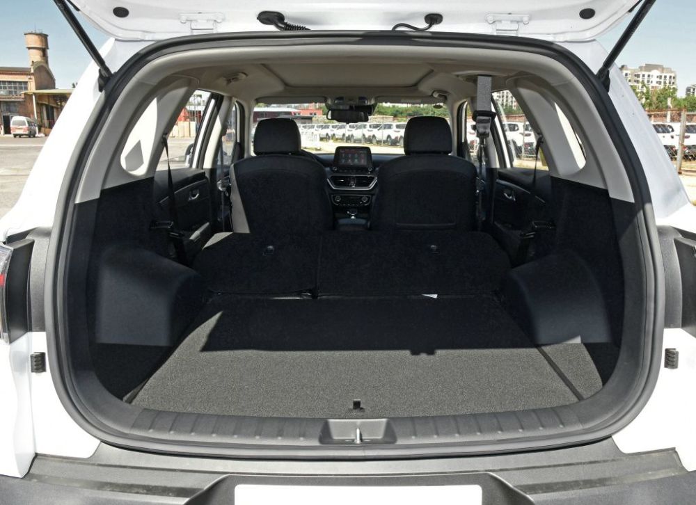 开起来也不笨重,而这一切都要归功于智跑空间充裕,操控便利,小杨笑着