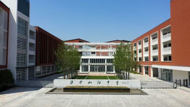 梁丰初级中学西校区位于杨舍镇南庄路88号(小河坝路北侧,疏港高速东侧