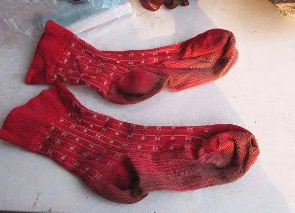 母亲生病找儿子要钱儿媳赶她走儿子扔出破袜子母亲痛哭流涕