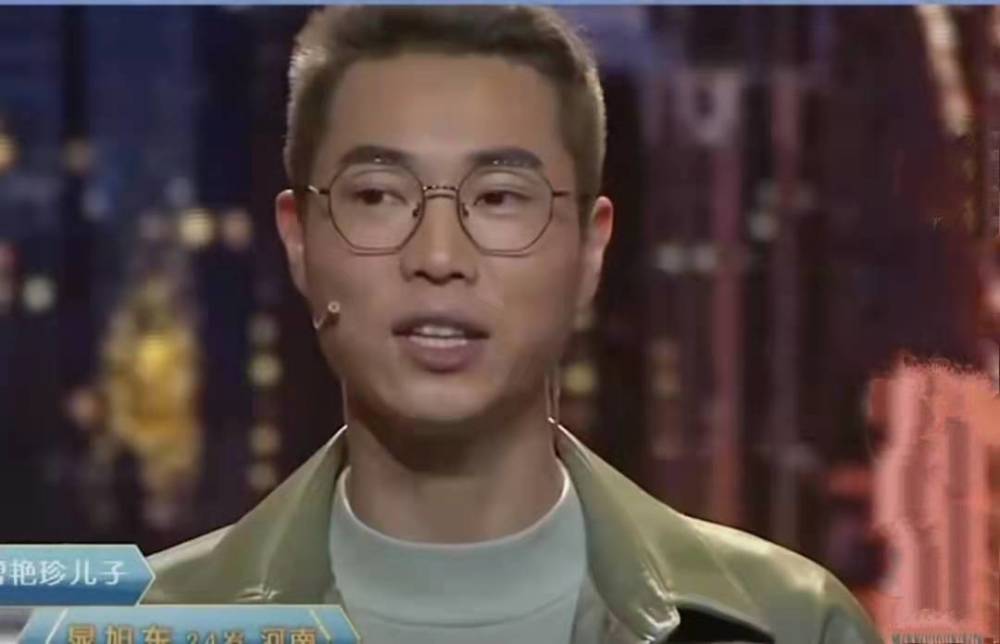 看着母亲日夜操劳,仍然付不起三个姐姐的学杂费用,晁旭东决定退学.