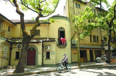 武康路蝴蝶结阳台爆红五一每天逾千人打卡