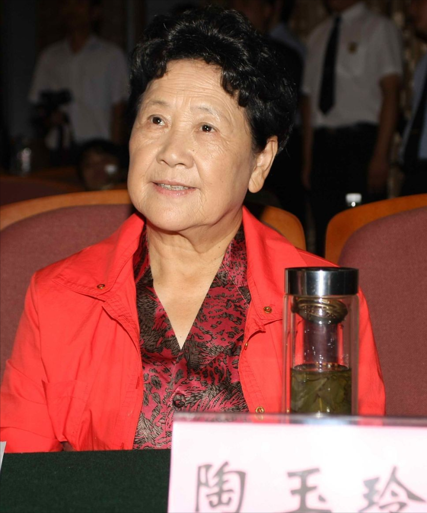 86岁艺术家陶玉玲粉红色系穿搭接地气是优雅的奶奶辈没错了