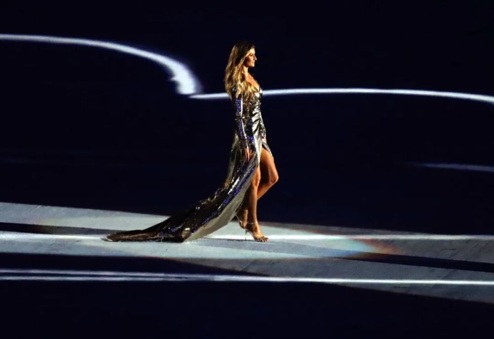 在15亿人面前被拽掉裙子后,她成为了全球最伟大的女歌手_腾讯新闻