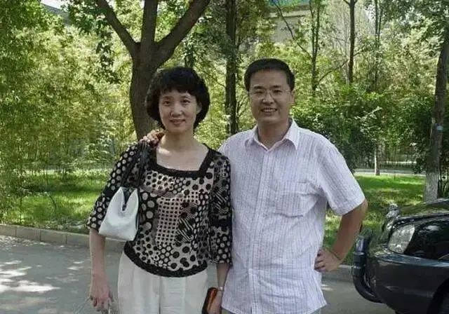 58歲央視主播李修平罕見露面不懼素顏衣著簡樸臺上臺下差距大