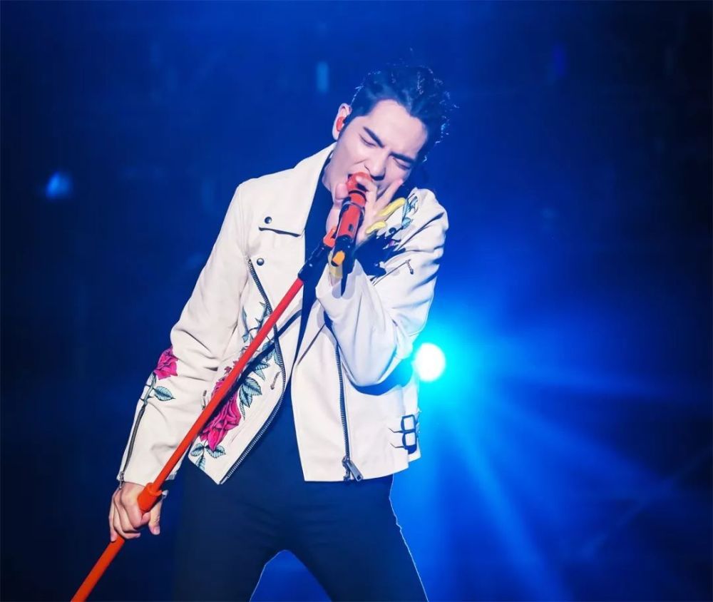 萧敬腾广州参加活动晴天突然下大雨雨神称呼实至名归不得不服