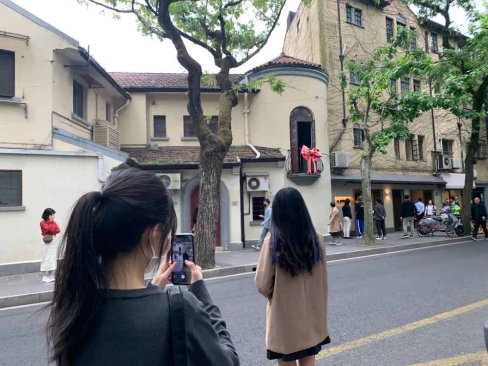 武康路蝴蝶结走红扰民别再浪漫美化荒诞打卡点