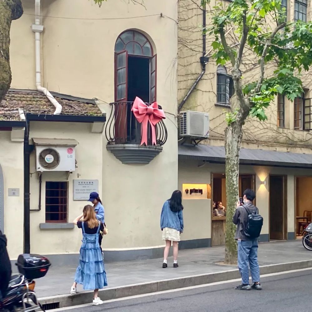 武康路蝴蝶结走红扰民别再浪漫美化荒诞打卡点