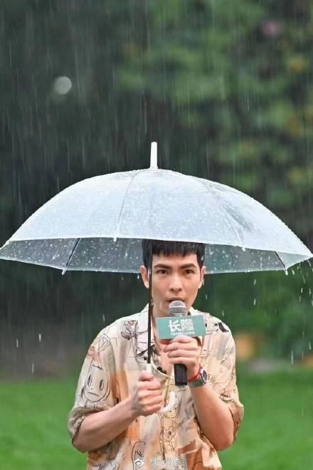 萧敬腾广州参加活动晴天突然下大雨雨神称呼实至名归不得不服