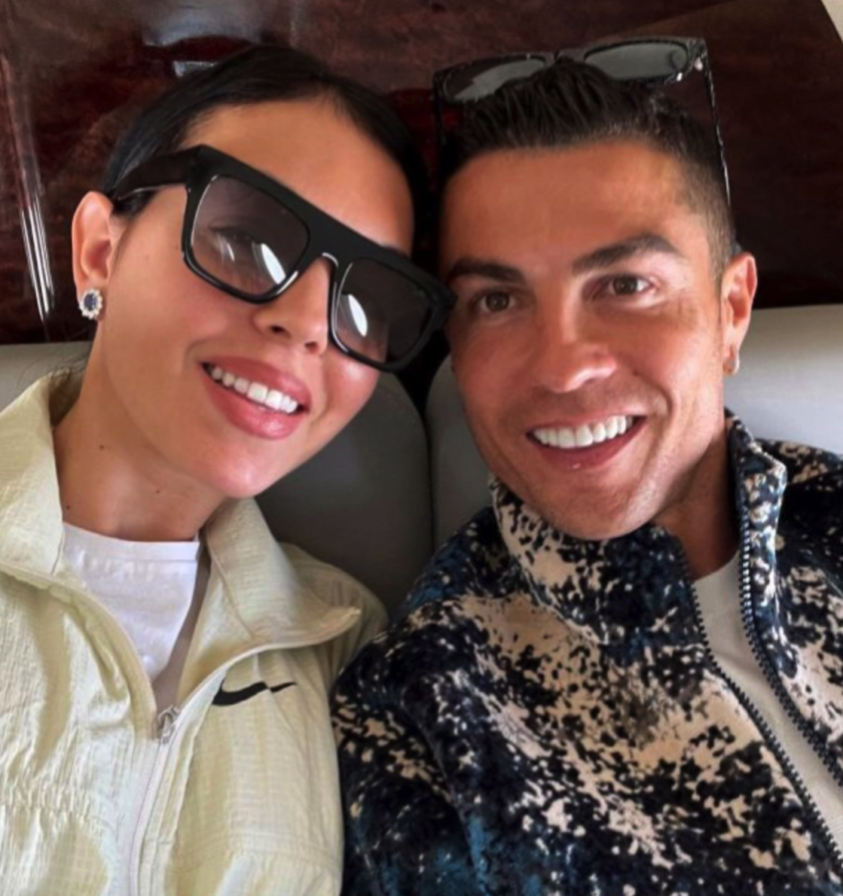 5月6日,c罗在社交平台上晒出和女友乔治哪一起坐私人飞机出行的合照