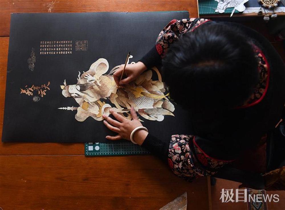 极目中国万里行张琳为赫哲族传承非遗的满族人