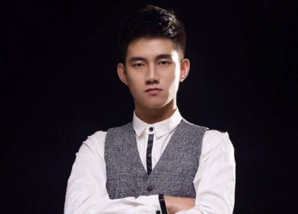 网红伽柏参加阿哲的婚礼,拿出120万现金随礼,夜店消费50多万_腾讯新闻