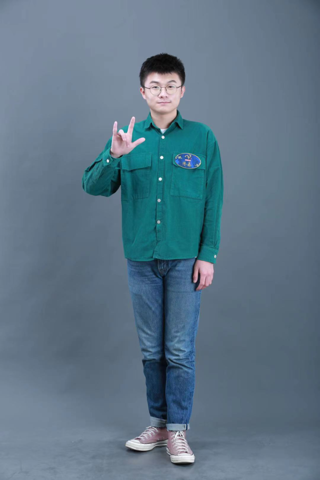 这位00后青年火了