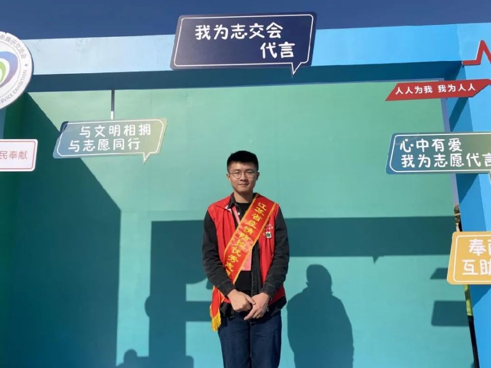 这位00后青年火了