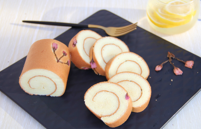 樱花蛋糕卷家常做法甜而不腻口感绵软