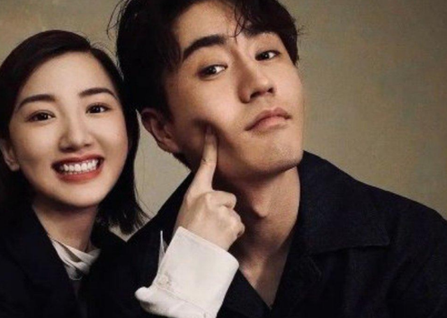 毛晓彤与绯闻男友拍大片贴身搂肩姿势亲密穿一字领大秀锁骨