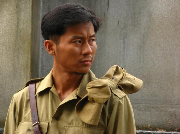 "何书光指着一边的桌子说:"快去给每个人检查身体.