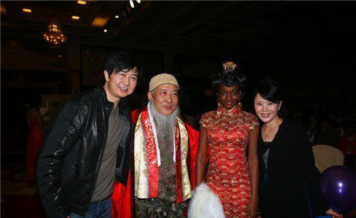 爱达回去问父母的意见,没想到父母十分开明,他们告诉爱达自己的人生