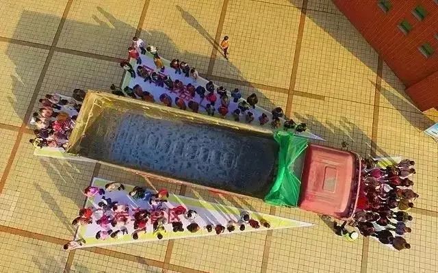 多人并排行进时_七辆运输车遇查并排行进堵警车