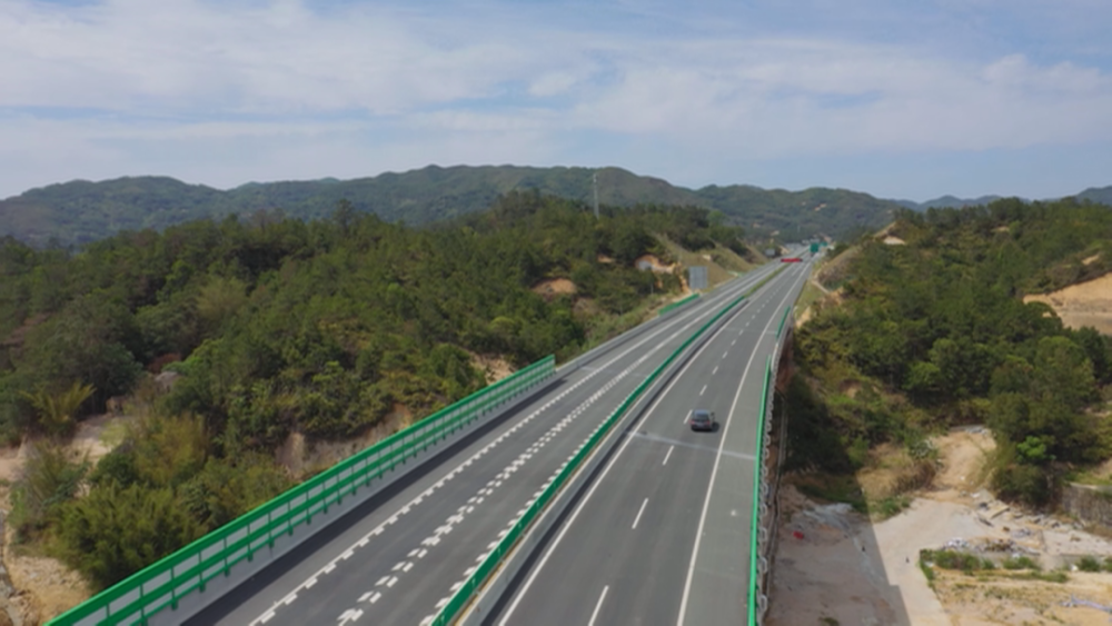 沿着高速看揭阳│梅汕高速揭西段翻山越岭引领山村奔小康
