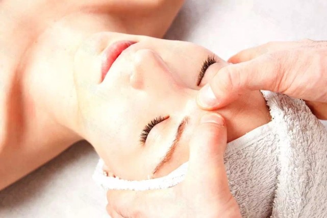 日常眼部护理怎么做?3步教你轻松淡化眼纹,让眼睛更美更亮