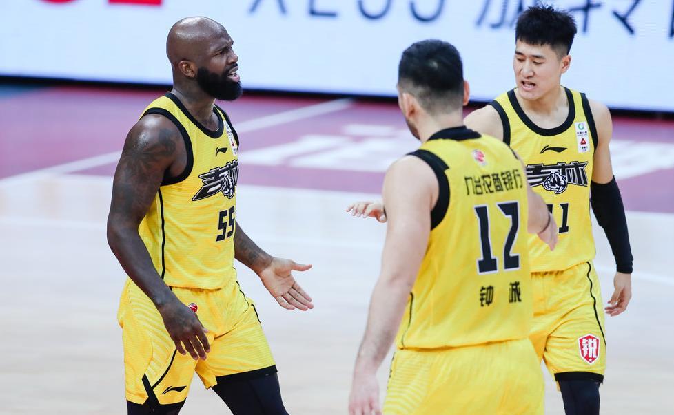 准三双 场均准三双的琼斯，能不能在CBA找到“好单位”？