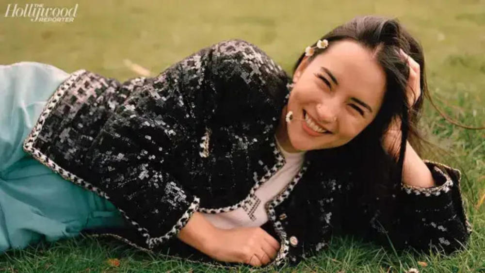 现实生活中的洁西·梅·李有人评价,《太阳召唤》里的这位混血女主真