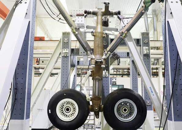 大型民机多支柱车架式起落架收放试验完成