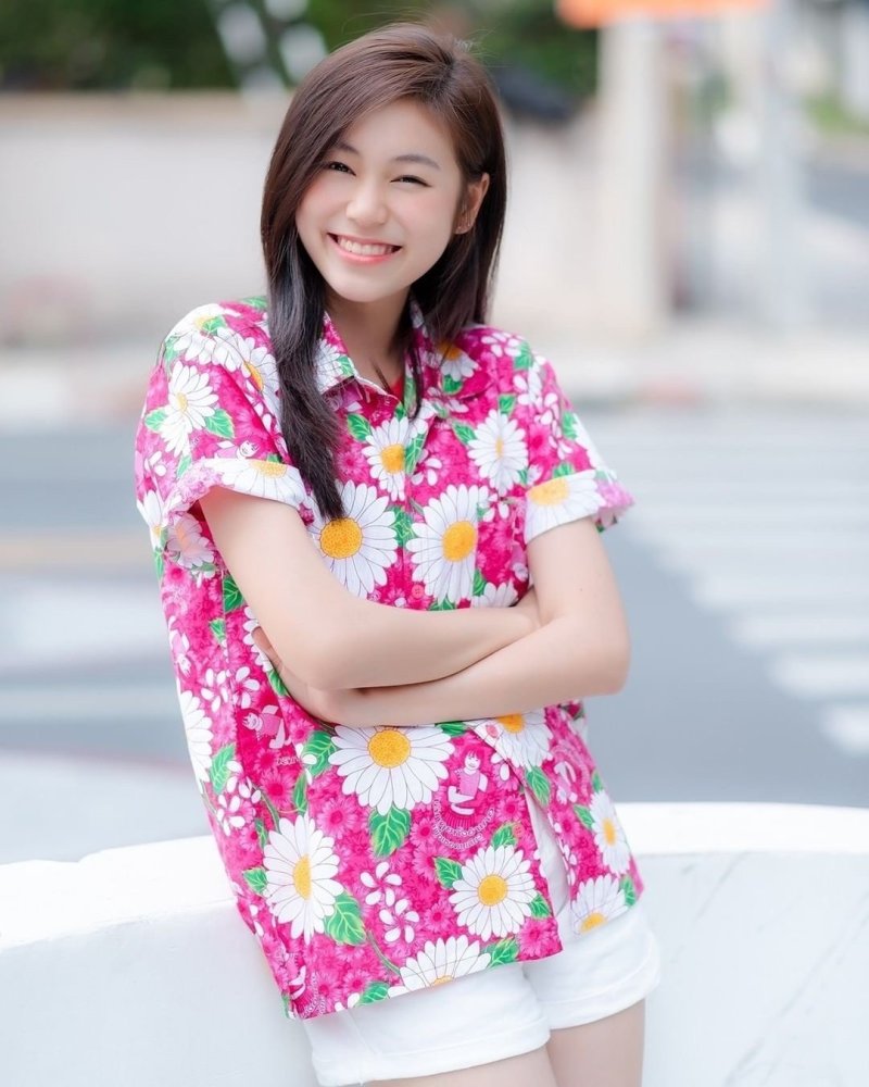 夏威夷海滩装的微笑气质小美女