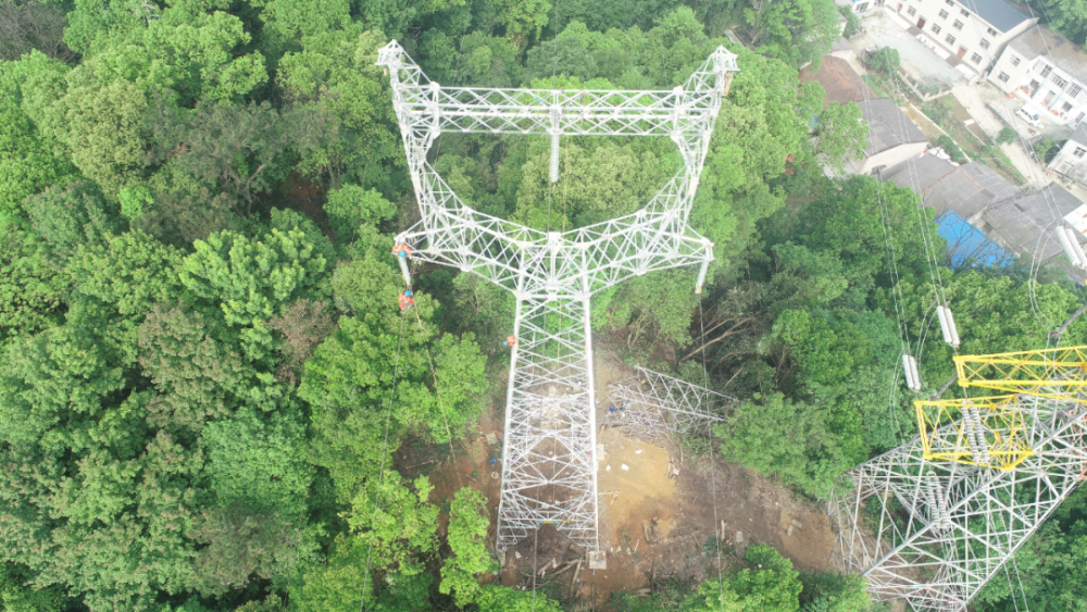 高立的电力铁塔让青山更绿