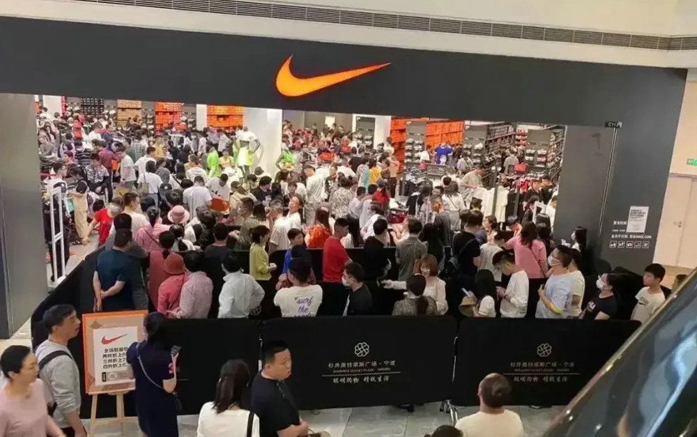 五一假期耐克店被挤爆顾客排长队抢鞋网友骨气呢