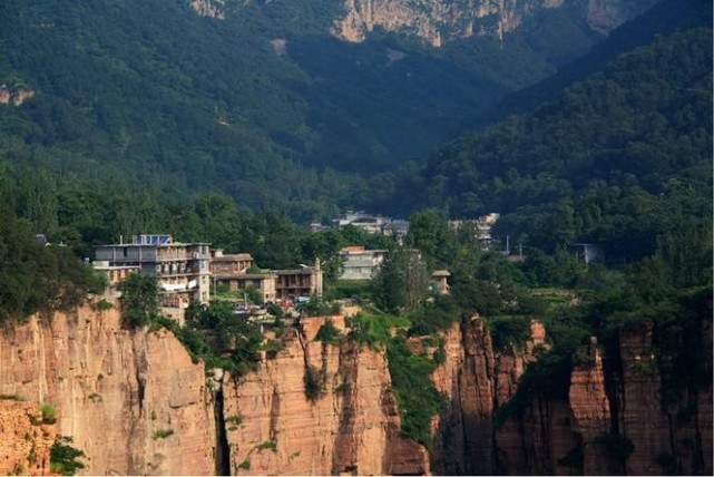 河南有个山村坐落在1700米的悬崖上挂壁公路成了网红