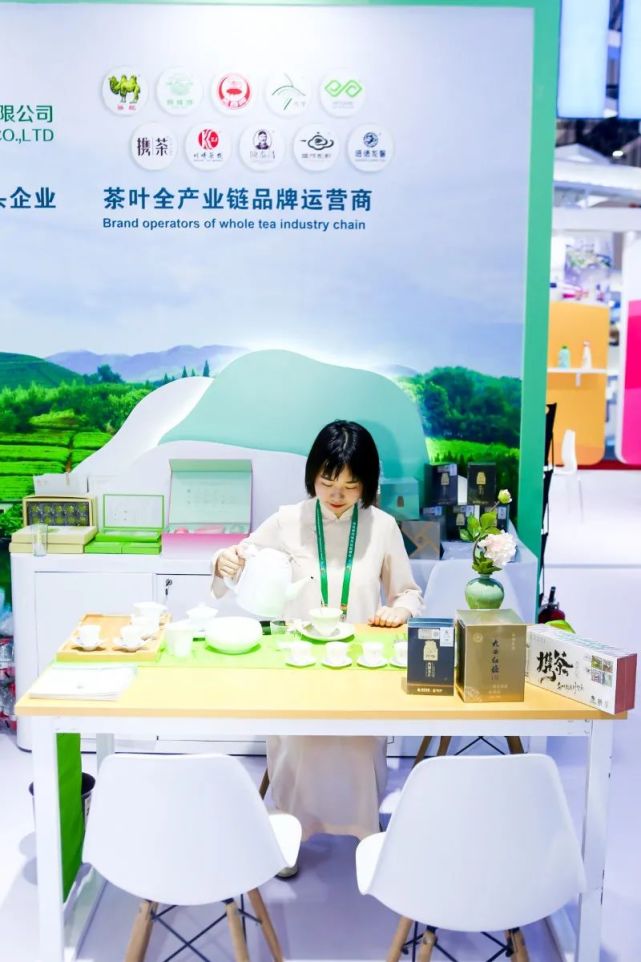 首届消博会开幕浙江展区带来狮峰牌西湖龙井茶
