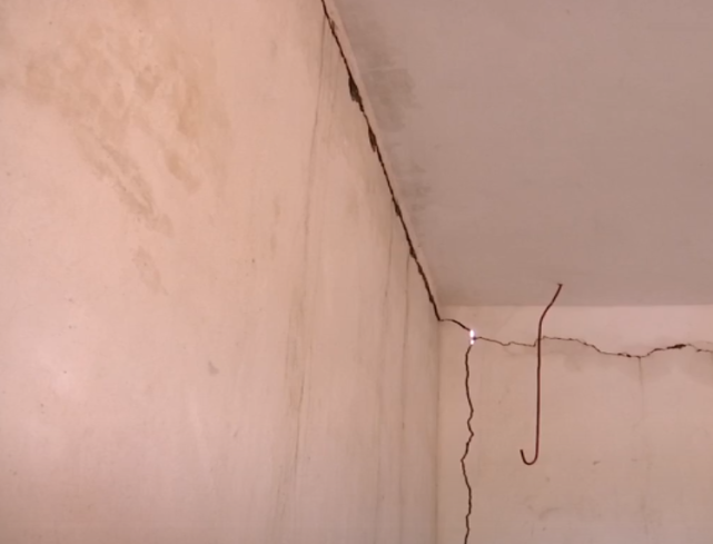 记者到现场看过,罗女士家房子外墙严重开裂,室内裂缝能透光,这些房屋