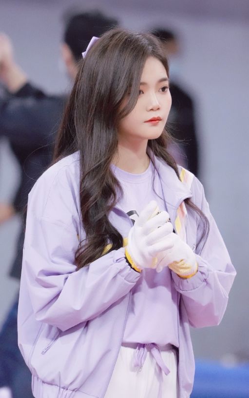 snh48成员刘丽千在直播过程中吐血,可能是养家糊口,心理压力大所致