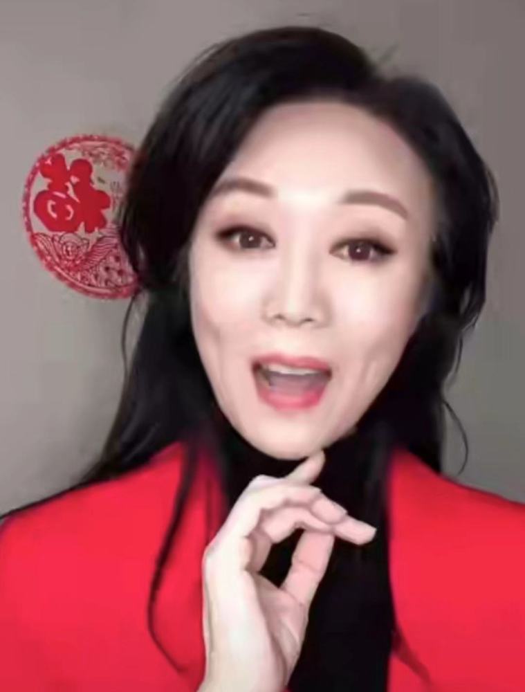 59岁黄梅戏女演员吴琼带小15岁老公聚餐婆媳关系亲如闺蜜姐妹