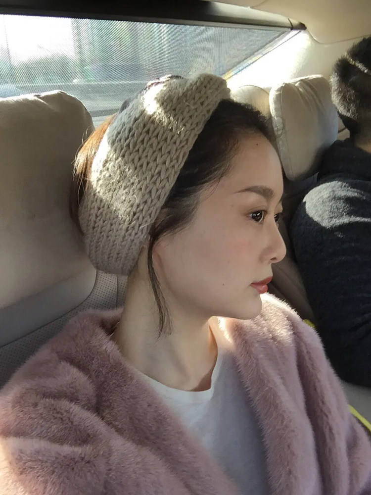 网红晚晚合照输给路人穿白衬衣配西装脸p后仍比路人大一圈