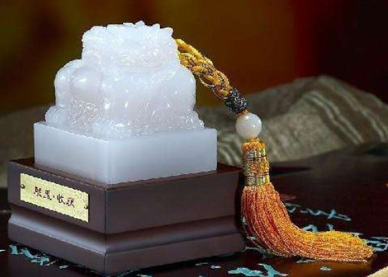 唐朝初期的时候,没有这枚玉玺,唐太宗很是紧张,所以为了名正言顺的坐