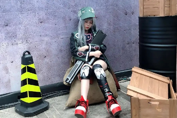 少女前线5周年庆典官方coser倒地就睡是还原角色还是太累了