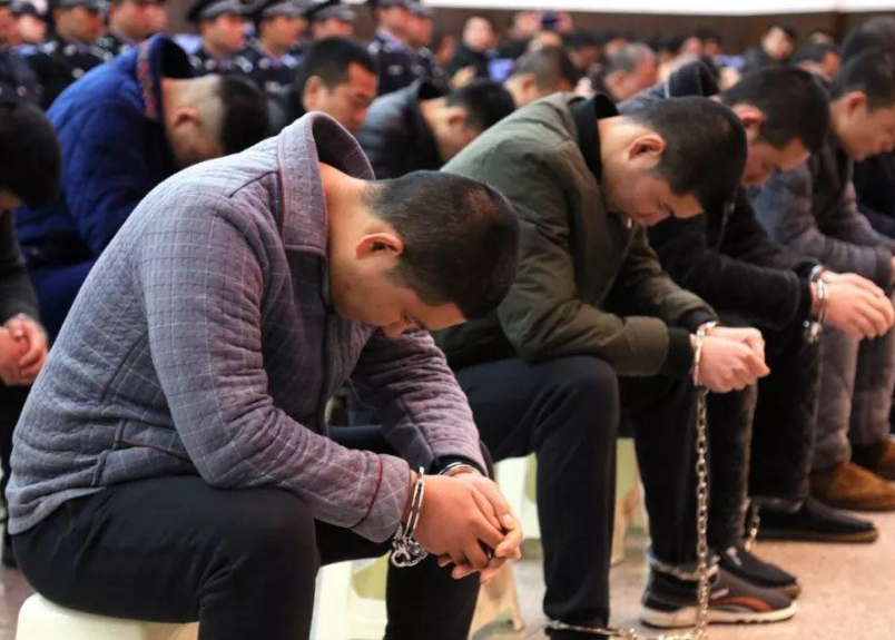 高位截瘫的河南黑老大坐着轮子接受审判他是怎么服众的