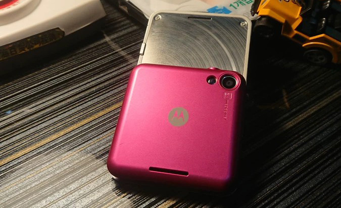 2010年6月30日,摩托罗拉发布了一款"侧空翻"手机——me511,在那个年代