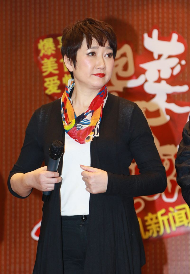 王刚前妻气质文艺高级,脖子上围小丝巾,一把年纪也有知性魅力