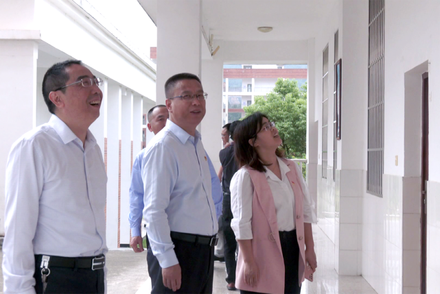 5月6日,县长吴钟民到县城关中学,实验中学,县一中