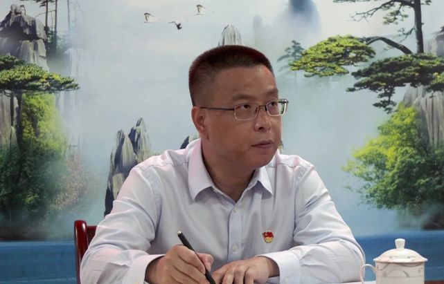 5月6日,县长吴钟民到县城关中学,实验中学,县一中