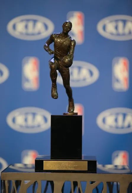 为纪念 nba 首位总裁莫里斯·波多罗夫, mvp 奖杯又名"莫里斯·波多罗
