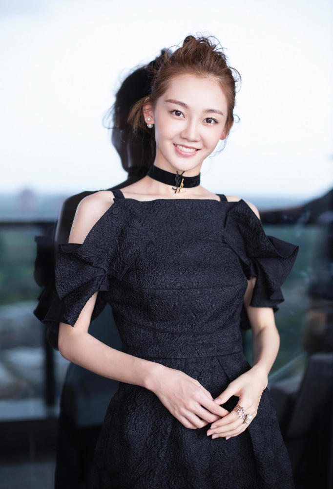郑恺老婆苗苗又美出新高度了把小黑裙穿出不同的魅力气质好赞