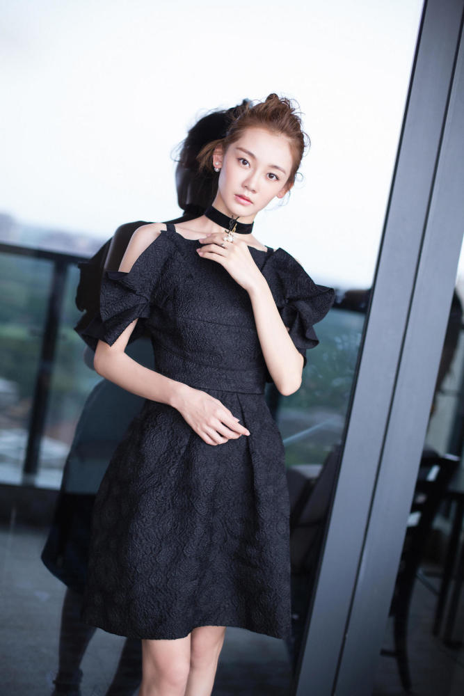 郑恺老婆苗苗又美出新高度了把小黑裙穿出不同的魅力气质好赞