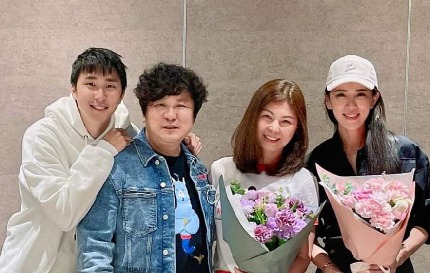 胡瓜与前妻罕同框两人离婚20年每个月仍会聚会现任妻子也知情