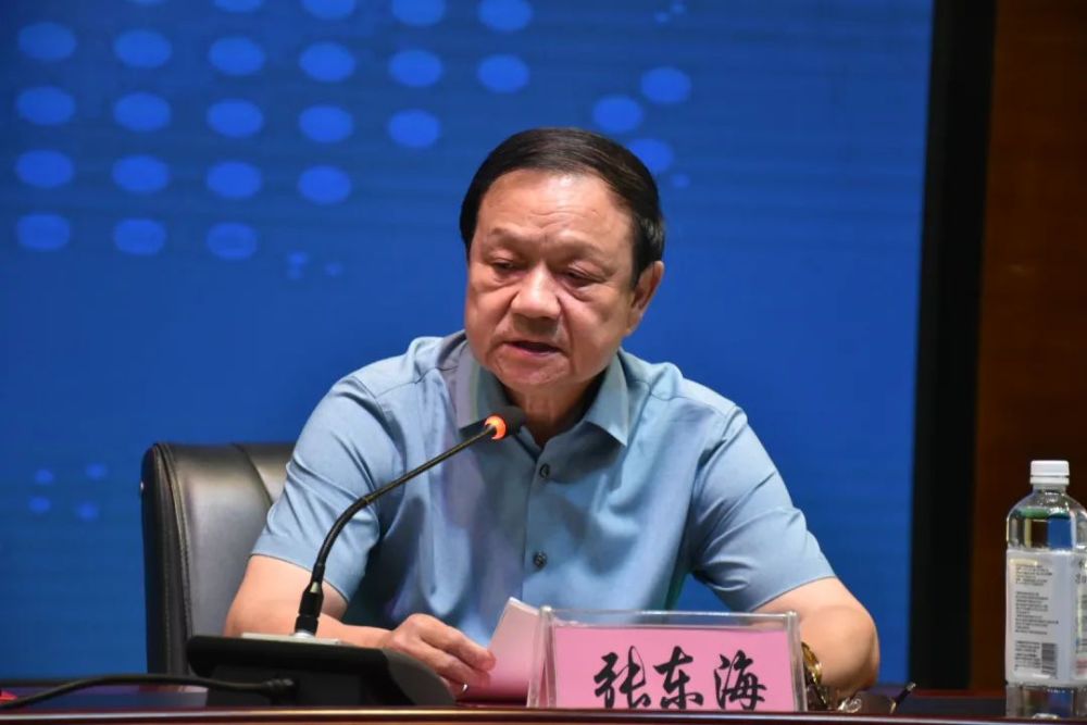 钟士标接任北师大万宁附中校长 张东海任市政府教育顾问_腾讯新闻